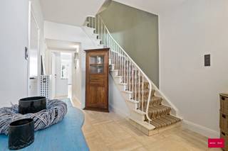 Ontdek deze prachtige en vernieuwde stadswoning met 7 (slaap)kamers en een heerlijke, zonnige zuidtuin. De woning combineert authentieke charme met modern wooncomfort en beschikt bovendien over een inpandige garage met oprit.
Bij het binnenkomen word je verwelkomd in de stijlvolle inkomhal met gastentoilet en een imposante ronde trappenhal, die meteen het karakter van de woning onderstreept. De gezellige leefruimte met halfopen, volledig geïnstalleerde keuken en eethoek geeft uit op de lichtrijke tuinkamer, waar het heerlijk vertoeven is met uitzicht op de zonnige stadstuin – perfect voor sfeervolle zomeravonden.
Op de eerste verdieping, bereikbaar via de royale trappenhal, bevinden zich vier ruime slaapkamers en een comfortabele badkamer met inloopdouche, toilet en wastafelmeubel. De hoofdslaapkamer beschikt bovendien over een ingebouwde kastenwand.
De tweede verdieping biedt nog drie extra kamers, ideaal als hobbyruimte, werkplek of extra slaapkamers, met evt. de mogelijkheid voor een extra badkamer.
Deze verzorgde en uiterst veelzijdige stadswoning onderscheidt zich door haar royale binnenruimte, zuidgerichte tuin, gunstige ligging nabij het ziekenhuis, stadspark, E34 en ring, en op wandelafstand van het centrum. De woning beschikt bovendien al over een energielabel B.
Kortom: een instapklare, karaktervolle stadswoning met veel ruimte, licht en mogelijkheden – ideaal voor wie royaal comfortabel en centraal wil wonen binnen de ring met alle voorzieningen zoals, scholen, winkels, stadspark, ziekenhuis, wandel - fietsroutes en sportmogelijkheden in de directe omgeving.
Vermelde afmetingen/oppervlakten zijn steeds indicatief. Oppervlakten conform EPC