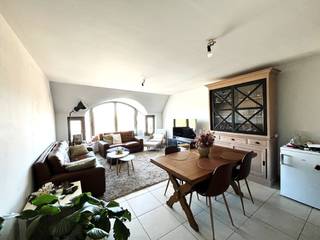 <strong>LIGGING , LIGGING, LIGGING !</strong><br />Beschikbaar vanaf <strong>1 juli 2026. </strong><br />Dit  instapklaar appartement op de markt van Izegem is gelegen op de derde verdieping.  Het lichtrijk appartement beschikt over 2 slaapkamers waarvan 1 met ingemaakte kast. De ruime living met eetkamer kijkt uit op de markt. Daarnaast bevindt zich de volledig uitgeruste keuken met aansluitend een praktische berging (voorzien voor wasmachine en droogkast). De badkamer beschikt over een wastafel en een inloopdouche. Een gastentoilet bevindt zich in de inkomhal. <br />In de kelderverdieping  is er een bering en een garage/staanplaats voorzien.<br /><strong>Nog niet overtuigd?</strong><br />- LAAG EPC<br />- Verwarming op gas<br />- AIRCO aanwezig<br />- Terras aanwezig (via slaapkamer achteraan)<br />- Videofonie<br /><strong>Prijs 725€/maand (staanplaats en syndic inbegrepen) </strong><br />Went u graag een bezoekje: www.immo-casa.be