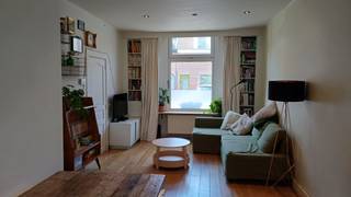 Op zoek naar een woning waar karakter, comfort en functionaliteit samenkomen? Deze charmante halfopen bebouwing in de Kuipersakkerstraat biedt een unieke combinatie van een sfeervolle tuin, praktische (werk)ruimtes en een degelijke renovatiebasis op een uitstekende locatie nabij het centrum van Schoten.<br /><br />De woning dateert oorspronkelijk van 1930, maar werd in 2005 grondig gerenoveerd en ook daarna gebeurden nog renovaties aan de woning. Hierdoor geniet u vandaag van de charme van een oudere woning, gecombineerd met het comfort van latere aanpassingen. De EPC score was 346 (kwh/m2 jaar), ondertussen zijn de meeste ramen vervangen door hoogrendementsglas en is ook de gasketel vernieuwd.<br /><br />Bij het binnenkomen wordt u verwelkomd in een gezellige leefruimte met houten vloer, die doorloopt naar de keuken en lichtrijke zitplaats met schuifraam dat direct toegang biedt tot het terras. De keuken, die in 2014 deels werd vernieuwd, is functioneel ingericht en biedt alle nodige comfort. Vanuit de leefruimte en keuken heeft u een mooi zicht op de tuin, wat zorgt voor een open en rustgevend gevoel.<br /><br />De tuin vormt een grote troef van deze woning. Op het perceel van 386 m² geniet u van een charmante en private buitenruimte waar het heerlijk vertoeven is – ideaal voor ontspanning, tuinieren of lange zomeravonden met familie en vrienden.<br /><br />Met een bewoonbare oppervlakte van ca. 125 m² beschikt de woning over twee slaapkamers. De mezzanine boven de tweede slaapkamer, biedt een bijkomende, compacte ruimte die flexibel kan ingevuld worden als berging, speelhoek of creatieve plek. De badkamer werd vernieuwd in 2023.<br /><br />Een grote meerwaarde is de aparte bureauruimte, perfect voor thuiswerk of zelfstandige activiteiten. In combinatie met de aanwezige werkplaats en de praktische zij-ingang biedt deze woning een zeer aangename flexibiliteit voor wie wonen en werken wil combineren. Er is ruim plaats voor meerdere fietsen.<br /><br />In de woning is ook een droge kelder aanwezig.<br />