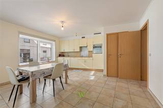 Ontdek dit 2-slaapkamerappartement op een fantastische en rustige locatie, langs de vesten (incl. zicht op het groen) en in de onmiddellijke nabijheid van alles wat Brugge te bieden heeft.<br /><br />Hoewel het appartement zich op het gelijkvloers bevindt, ligt het dankzij de verhoogde inkom hoger dan het straatniveau. Dit zorgt voor een aangename relatie met de buitenomgeving én extra privacy.<br /><br />De lichtrijke leefruimte met open keuken geniet van een mooi zicht. Verder omvat het appartement een inkomhal met gastentoilet, twee slaapkamers, een badkamer met douche en lavabo, een praktische berging met aansluiting voor wasmachine en droogkast, en een buitenruimte van 41m². Het appartement is momenteel verhuurd en biedt daardoor meteen een stabiele huurinkomst.<br /><br />Daarnaast bestaat de mogelijkheid tot aankoop van een ondergrondse staanplaats à €28.000.<br /><br />Het appartement beschikt momenteel over een EPC-label E. Uit een simulatie blijkt dat, mits de installatie van een warmtepomp, een EPC-label C kan worden behaald. Een offerte op maat kan worden voorgelegd ter staving van deze mogelijke ingreep.<br /><br />Er zijn geen maatregelen gevonden op dit kadastraal perceel volgens onze opvraging bij het Maatregelenregister. <br /><br />Heeft u interesse als eigen woonst of als investering?<br />Neem gerust contact op met Katrien Le Roy via 0477 46 53 11 of via e-mail: katrien@waeyler.be.