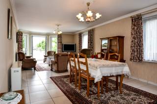 Dit instapklaar appartement in Maldegem is ideaal voor wie op zoek is naar een comfortabele en ruime woonruimte. <br />Het appartement is gelegen in het centrum van Maldegem, waardoor winkels, bakkers, slagers op wandelafstand bereikbaar zijn.<br /><br />Indeling: ruime inkomhal, toilet, 2 slaapkamers, badkamer, living, ingerichte keuken met terras en berging.<br />Tevens zijn er een ondergrondse garage en 2 bergruimtes aanwezig.<br /><br />* EPC-label C : 264 kWh / (m² jaar) *<br />* Conforme elektrische keuring tot 10.09.2035 *<br />* Asbestveilig *<br />* Prijs € 249.000 *<br /><br />Meer info ? 📞 +32 50 694 994 📧 betty@zakenkantoor-roels.be 🌐 www.zakenkantoor-roels.be.