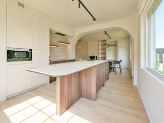 Welkom in de Wingensestraat 5, een gerenoveerde woning met garage, autostaanplaats en zonnige tuin. Rustig gelegen in het charmante Hertsberge, op een steenworp van het Bulskampveld. Dankzij de centrale ligging bevinden scholen, winkels, openbaar vervoer, horeca en tal van wandel- en fietsroutes zich binnen handbereik. Dankzij de grondige renovatie beschikt de eigendom over een EPC label B, conforme elektrische keuring en zonnepanelen!<br /><br />Bij het betreden van de woning wordt u verwelkomd in de inkomhal met plaats voor een vestiaire. Via de stalen deur komt u terecht in de sfeervolle leefruimte, ingericht met een gashaard en ingemaakte kasten. Aansluitend bevindt zich de lichtrijke eetplaats en de volledig uitgerust keuken, afgewerkt met kwalitatieve materialen en een tijdloos design. Verder beschikt het gelijkvloers over een wasplaats en een gastentoilet.<br />Op de eerste verdieping bevinden zich twee slaapkamers, waarvan één met ensuite dressing. De badkamer is voorzien van alle comfort en beschikt over een ligbad, een inloopdouche en een dubbele lavabo. Daarnaast is er een afzonderlijk toilet aanwezig.<br /><br />Buiten geniet u van een verzorgde voortuin, een gemeenschappelijke oprit, een garage met elektrische sectionaalpoort en één autostaanplaats. Achter de garage bevindt zich bovendien een overdekte berging, ideaal voor fietsen of tuinmateriaal. <br /><br />De vermelde prijs is een richtprijs; elk bod wordt voorgelegd aan de eigenaar, die het recht heeft dit te aanvaarden of te weigeren.