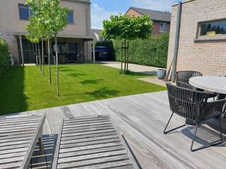 TE KOOP – Halfopen bebouwing op toplocatie in Lochristi (Kievithof 19)<br /><br />Deze centraal gelegen halfopen bebouwing bevindt zich in een rustige, doch vlot bereikbare buurt in Lochristi, op een perceel van 439 m².<br /><br />Indeling:<br /><br />Gelijkvloers:<br />Inkomhal, lichtrijke leefruimte met aansluitend de keuken en een praktische berging.<br /><br />Eerste verdieping:<br />Nachthal, 3 volwaardige slaapkamers, een dressing en een badkamer uitgerust met bad, toilet en dubbele lavabo.<br /><br />Tweede verdieping:<br />Zolderruimte met uitbreidingsmogelijkheden.<br /><br />Buitenruimte:<br />De woning beschikt over een aangename tuin met een oppervlakte van 439 m², ideaal voor ontspanning.<br />Daarnaast is er een overdekt zonneterras waar u in alle seizoenen kan genieten van het buitenleven.<br />Er is een aparte garage voorzien, evenals één vaste parkeerplaats aan de straatzijde.<br /><br />Extra troeven:<br />Zonnepanelen<br />Thuisbatterij<br /><br />Interesse?<br /><br />Voor meer informatie of een bezoek:<br />📞 Stefaan – 0473/300.700<br />📧 Stefaan@speybroeck.be<br />🌐 www.speybroeck.be