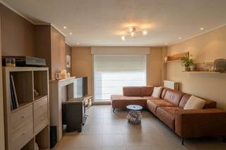 Op zoek naar een ruime, lichtrijke gezinswoning op een rustige en vlot bereikbare locatie? Dan is deze instapklare woning in de geliefde Arendswijk in Harelbeke zeker een bezoek waard. Gelegen op wandelafstand van Provinciedomein De Gavers geniet u hier van een aangename woonomgeving met alle voorzieningen binnen handbereik.<br /><br />De woning biedt een open en gezellige leefruimte met houtkachel, een praktische indeling en vier volwaardige slaapkamers, waaronder een volledig ingerichte zolderverdieping met vaste trap en airconditioning. Buiten geniet u van een recent aangelegde tuin met nieuwe afsluiting en een grote troef: een dubbele carport achteraan het perceel, bereikbaar via een achterweg. Dankzij het gunstige EPC-label B, de droge bevloerde kelder en de ruime, op te frissen badkamer is deze woning de ideale thuis voor gezinnen die op zoek zijn naar comfort, ruimte en een uitstekende ligging.<br /><br />De algemene voorwaarden van Dewaele DIY kunt u steeds raadplegen via dewaele.com.<br /><br />Bestuursmaatregelen in het maatregelenregister: in aanvraag