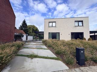 Nu te koop in Staden: een lichtrijke, energiezuinige woning met EPC-label A, klaar om meteen van te genieten. Dankzij de royale lichtinval voelt de woning ruim en aangenaam aan, met drie slaapkamers voor gezin, gasten of thuiswerk. Buiten wacht een onderhoudsvriendelijke tuin met tuinberging, zodat u meer tijd overhoudt om te genieten, en carport en oprit zorgen voor comfortabel parkeren op eigen terrein.<br /><br />Laat deze kans niet liggen en plan vandaag nog uw bezoek.<br /><br />Deze woning biedt ook een mooie investeringskans, op vandaag wordt de woning verhuurd aan 982,70 euro/ maand.<br /><br />Indeling:<br />- Gelijkvloers: Inkomhal, afzonderlijk toilet, leefruimte met aansluiten open keuken en bureauruimte, wasruimte<br />- 1e verdiep: 3 volwaardige slaapkamers, moderne badkamer<br />extra: Oprit met carport, tuin met tuinberging.<br /><br />Troeven:<br />- EPC A<br />- Carport met oprit<br />- Lichtrijk<br />- Rustige ligging <br />- Onderhoudsvriendelijke tuin<br /><br />Interesse om deze unieke kans te ontdekken? <br /><br />Contacteer Geoffrey op 0486/04.47.64<br /><br />Verkoop onder registratierechten.