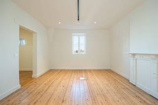 <p>Op zoek naar een prestigieuze kantoorlocatie?<br />Ontdek Villa Maria - Meatpack, de majestueuze eyecatcher aan de Bredabaan, pal naast Kasteel Bouckenborgh met zijn uitgestrekt park. Deze statige villa in eclectische bouwstijl biedt een uitzonderlijke combinatie van uitstraling, bereikbaarheid en comfort. Dankzij de centrale ligging, in de nabijheid van invalswegen, openbaar vervoer, scholen en winkels, is dit de ideale plek om werken en representatie te combineren.</p><p>De kantoorruimtes bevinden zich in "Meatpack", een private ledenclub die ondernemers samenbrengt in een inspirerend en professioneel kader. Meatpack biedt eersteklas faciliteiten voor vergaderingen, bestuursmeetings en exclusieve events.</p><p>Beschikbare kantoorruimtes (2de verdieping)<br />Kantoor 1 – 30 m²: €600/maand <br />Kantoor 2 – 20 m²: €500/maand<br />Kantoor 3 – 11 m²: €400/maand</p><p>Inbegrepen in de huurprijs:<br />Gas, elektriciteit, airco-verwarming en Internet.<br />Gebruik van gemeenschappelijke faciliteiten zijn mogelijk dankzij een lidmaatschap bij "Meatpack"</p><p>Interesse? Vul uw gegevens in via de advertentie op https://www.sinjoor.be<br />De dossierverantwoordelijke neemt zo snel mogelijk contact met u op.</p>