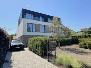 <p><em><strong>Residentie GOUWBERG</strong>, 6 moderne appartementen met een tijdloze architectuur!</em></p>
<p>Op een mooi zuid gericht perceel<strong> voor het dorp van Schilde</strong> wordt Residentie <em>GOUWBERG</em> opgetrokken. Het betreft een goed bereikbare locatie in de <span>groene residentiële omgeving van Schilde-Bergen</span>. Het bruisende winkelcentrum, talrijke restaurants en prachtige dreven in de nabijheid.</p>
<p>Residentie <em>GOUWBERG</em> omvat <strong>6 trendy appartementen</strong> (75m² - 92m²) met mooie<strong> zuid georiënteerde tuinen/terrassen</strong>. Private bergingen in de kelder. De tijdloze architectuur is van de hand van Christophe Baetens architecten. Een subtiel lijnenspel en een schitterende combinatie van verschillende gevelmaterialen typeren de stijlvolle gevel. Talrijke <span>hoge ramen</span> zorgen voor de gewenste natuurlijke lichtinval.<br /><br />Van bij het ontwerp werd grote aandacht besteed aan het binnenklimaat en leef-comfort, zowel thermisch als akoestisch: <u>vloerverwarming- en koeling </u>op basis van een lucht-waterwarmtepomp, ventilatie C+ met smartzones en zonnepanelen zorgen mee voor het<strong> super gunstige E-peil (max. E20).</strong></p>
<p>Achteraan op het perceel, voorbij de gemeenschappelijke tuin, bevinden zich <strong>6 autostaanplaatsen en een fietsenberging</strong>.</p>