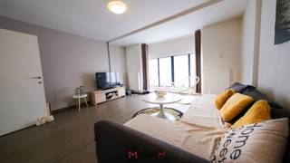 Ben je op zoek naar een appartement om te kopen in Bilzen dat meteen een mooi rendement kan opleveren? Dan is dit ruime appartement van 104 m², gelegen in de Onze-Lieve-Vrouwstraat, een interessante opportuniteit. <br /><br /><br />Via de inkomhal kom je via de trap terecht in de keuken. De functionele keuken is praktisch ingericht met de nodige kastruimte en werkoppervlakte. Hier kan je vlot koken terwijl je verbonden blijft met de leefruimte. Via de keuken heb je toegang tot het gezellige terras. De gezellige leefruimte biedt voldoende plaats voor een comfortabele zithoek, ideaal om dagelijks te genieten. Via de leefruimte heb je toegang tot de trap naar het eerste verdiep. Het appartement beschikt over twee comfortabele slaapkamers die voldoende ruimte bieden voor een dubbel bed en bijkomende kasten. Afhankelijk van jouw wensen kunnen deze kamers perfect dienen als slaapkamer, kinderkamer, logeerkamer of thuiskantoor. De badkamer is praktisch ingericht en voorzien van alle nodige comfort voor dagelijks gebruik.<br />Verder beschikt het appartement over een handige bergruimte, ideaal voor het opbergen van huishoudmateriaal, voorraad of extra spullen.
<h1><strong><span>Troeven</span></strong></h1>

<ul>
	<li>Ruim appartement met een bewoonbare oppervlakte van 104 m²</li>
	<li>Gelegen in het centrum van Bilzen, op wandelafstand van winkels, horeca en voorzieningen</li>
	<li>Ideaal als investering dankzij de aantrekkelijke ligging</li>
</ul>
<br /><br />Wie kiest voor dit appartement, kiest voor een centrale en comfortabele woonomgeving. De Onze-Lieve-Vrouwstraat bevindt zich op een uitstekende locatie, vlak bij winkels, supermarkten, scholen, gezellige horecazaken en openbaar vervoer. Ook het station en belangrijke invalswegen zijn snel bereikbaar, waardoor je je eenvoudig verplaatst richting Hasselt, Maastricht en de omliggende gemeenten.<br />De combinatie van een centrale ligging, een ruime en praktische woonoppervlakte én het feit dat het appartement momenteel verhuurd is, maakt dit pand bijzonder interessant als investering. Ook voor eigen bewoning biedt het appartement op termijn een uitstekende opportuniteit.<br /><br />Ben jij op zoek naar een appartement te koop in Bilzen met een uitstekende ligging en interessant investeringspotentieel? Neem vandaag nog contact op voor meer informatie of plan een bezichtiging via info@optie-m.be of 011 23 11 01<br /><br />Wil je weten wat jouw woning waard is? Contacteer ons via bovenstaande gegevens voor een gratis schatting.<br /><br />Stedenbouwkundige informatie: VG, Wche, Gmo, Gvkr, Gvv.