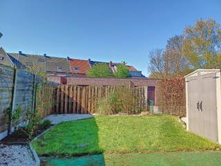 Gerenoveerd appartement met tuintje en garagebox. Schitterend gelegen op enkele stappen van winkels, openbaar vervoer, scholen en ongeveer 350 m van het station en het centrum.<br />Het gaat hier om een hoek-appartement wat extra veel lichtinval bezorgt. Voorzien van warmtepomp en elektrisch bedienbare rolluiken, alle verlichting en glasgordijnen. De indeling is als volgt: Inkom met gastentoilet, leefruimte, keuken met toestellen, berging/wasplaats, badkamer met inloopdouche en twee slaapkamers die toegang hebben tot het terras. Het terras en tuintje genieten de namiddag- en avondzon en beschikken over extra tuinberging. Een poortje achteraan geeft directe toegang tot de garagebox. Deze is inclusief de prijs. Geen gemeenschappelijke kosten. Het appartement is rolstoeltoegankelijk.