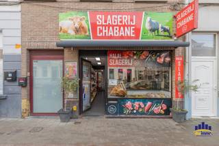 Dit vergunde opbrengsteigendom combineert een commercieel handelspand met een comfortabel residentieel appartement en vormt daarmee een interessante investeringsopportuniteit voor zowel particuliere als professionele investeerders. Dankzij de strategische ligging langs de Brusselsesteenweg, een van de belangrijkste invalswegen naar Gent, geniet het pand van een uitstekende zichtbaarheid, een vlotte bereikbaarheid en een constante passage van potentiële klanten.<br /><br />Op het gelijkvloers bevindt zich een handelsruimte die momenteel wordt uitgebaat als slagerij. De zaak beschikt over een gevestigde reputatie in de buurt en is volledig ingericht voor de huidige activiteit. Het handelspand wordt verhuurd aan € 1.200 per maand, wat zorgt voor een stabiele en onmiddellijke huuropbrengst.<br />De bovenverdieping omvat een verzorgd appartement met twee slaapkamers, een ruime en lichtrijke leefruimte en een praktische indeling. Het appartement wordt momenteel verhuurd aan € 900 per maand. Met een EPC-score van 290 kWh/m² jaar (label C) voldoet de woonentiteit aan de hedendaagse energievereisten en zijn er momenteel geen bijkomende renovatieverplichtingen van toepassing.<br /><br />Het gebouw beschikt over alle nodige vergunningen voor zowel de commerciële als de residentiële functie en heeft twee afzonderlijke huisnummers, wat de juridische en administratieve opsplitsing van beide entiteiten ondersteunt. De combinatie van een verhuurd handelspand en een verhuurd appartement resulteert in een<strong> totale maandelijkse huurinkomst van € 2.100, goed voor een jaarlijkse huuropbrengst van € 25.200.</strong> Dit maakt het pand bijzonder aantrekkelijk voor investeerders die op zoek zijn naar een eigendom met een onmiddellijk rendement en een solide verhuurpotentieel op een commerciële toplocatie.<br /><br />Maatregelenregister: Blanco (geen maatregelen in het Vlaams Handhavingsplatform)<br /><br /><strong>Interesse? Contacteer mij vandaag nog voor meer info op 0472/50.08.58 - Mohamed</strong>