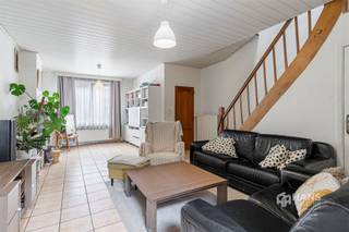 <p><span>Van Rossumstraat 6 - Deurne</span></p><p><span> </span></p><p><span>Woning (128 m²) met 3 slaapkamers en tuin (40 m²) in Deurne.</span></p><p><span> </span></p><p><span>De Van Rossumstraat is een rustige woonstraat in Deurne-Noord, met alles wat je dagelijks nodig hebt binnen handbereik. Winkels, scholen en openbaar vervoer bevinden zich in de nabije omgeving, terwijl je via de Bisschoppenhoflaan vlot verbinding maakt met de rest van Deurne, Antwerpen en omliggende gemeenten. Zo combineer je hier rustig wonen met een goede bereikbaarheid.</span></p><p><span> </span></p><p><span>In de woning zijn de voorbije jaren reeds verschillende belangrijke technische vernieuwingen gebeurd, maar ze is hier en daar nog naar eigen smaak op te frissen. Zo werd het dak in 2019 vernieuwd en geïsoleerd, werden datzelfde jaar nieuwe PVC-ramen en een veiligheidsdeur geplaatst en is ook de elektriciteit conform. De verwarmingsketel dateert van 2015, net als de keuken. Bovendien zijn er overal rolluiken aanwezig en beschikt de woning over een droge kelder. Momenteel is de woning verhuurd aan €715/maand.</span></p><p><span>Op het gelijkvloers biedt de aparte inkomhal toegang tot de ruime woonkamer van 32 m². Aansluitend bevindt zich de eetkamer van maar liefst 18 m², die dankzij een lichtkoepel van extra natuurlijke lichtinval geniet. Achteraan ligt de keuken van 10 m², uitgerust met onder meer een kookvuur, dampkap en oven. Naast de keuken bevindt zich een apart gastentoilet. Achteraan heb je toegang tot de noord-gerichte tuin van 40 m².</span></p><p><span>Op de eerste verdieping bevinden zich drie slaapkamers van respectievelijk 18 m², 12 m² en 8 m². De kleinste slaapkamer geeft rechtstreeks toegang tot de badkamer van 5 m², voorzien van een douche, toilet en dubbel lavabomeubel.</span></p><p><span>Ben je op zoek naar een woning die je verder naar eigen smaak kan moderniseren, terwijl verschillende belangrijke technische zaken al werden aangepakt? Kom dan zeker eens kijken!</span></p><p><span>Bewoonbare opp. 128 m² ref.: bruto vloeropp. EPC. Voor meer info of een gratis schatting surf naar www.hansimmo.be</span></p><p><span> </span></p>