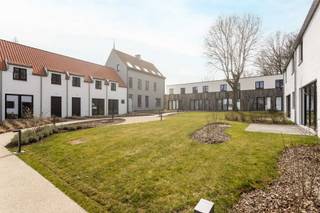 Deze energiezuinige nieuwbouwwoning is gelegen in project Hoezebeekhoeve en bestaat uit een grote en lichtrijke leefruimte met open keuken, berging, toilet, 3 slaapkamers en een badkamer met douche, dubbele wastafel en ligbad. Buiten is er een privéterras van 11m2 voorzien. Mogelijkheid tot aankoop van een overdekte staanplaats. Deze woning voldoet aan de laatste nieuwe normen mbt energie en ventilatie. Buiten is er een prachtig aangelegde gemeenschappelijke tuin van 700 m2. Dit is een pand voor de meerwaardezoeker!