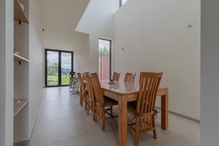Op een mooi perceel van 804 m² vinden we deze ruime en landelijke nieuwbouwwoning, waar modern wooncomfort en een groene omgeving perfect samengaan. De woning is uitgerust met hedendaagse technieken zoals een warmtepomp, vloerverwarming, zonnepanelen en meer, waardoor energiezuinig wonen hier centraal staat. <br />De gelijkvloerse verdieping omvat een inkomhal, een gezellige eetkamer, een bureau/speelhoek, een volledig ingerichte keuken, een ruime berging en een apart toilet.<br />Op de eerste verdieping bevinden zich een aangename zithoek, 2 slaapkamers en een badkamer.<br />De tweede verdieping biedt nog tal van mogelijkheden en omvat 2 slaapkamers, een berging en een nog af te werken badkamerruimte. Ideaal voor wie extra ruimte wenst voor een groot gezin, hobby's of een thuiswerkplek.<br />Buiten geniet je van een zuidgerichte tuin met een prachtig uitzicht op het omliggende groen. Bovendien beschikt de woning over een ruime garage van maar liefst 36 m². Een ideale combinatie van rust, ruimte, modern comfort en energiezuinig wonen in een landelijke omgeving! Voor alle info : dirk@berno.be