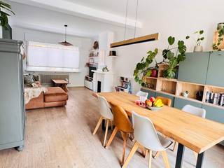 Bent u op zoek naar een kwalitatief gerenoveerde woning in het gezellige Ekeren? Deze energiezuinige thuis met 5 slaapkamers en 2 badkamers biedt de perfecte balans tussen ruimte en comfort. Met een Mobiscore van 8,9 bevinden scholen, winkels en recreatie zich op wandelafstand. Met de fiets, bus, tram of zelfs met de trein geraakt u gemakkelijk in het centrum van Antwerpen.<br /><br />KIJKWEEKEND <br />Bezoek ons op zaterdag 23 mei of zondag 24 mei (uitsluitend op afspraak). Reserveer nu uw persoonlijk tijdslot! - 0493/333.020<br /><br />Belangrijkste troeven:<br />•Energiezuinig (EPC B): Gunstig label - Belangrijk om te weten: dit certificaat werd opgemaakt vóór de meest recente energetische renovaties (zoals de volledige isolatie en afwerking van de zolder in 2023 en de hoogwaardige isolatie (10 cm) van de achtergevel met een strakke afwerking in crepi in 2020). Geen renovatieverplichting, maar onmiddellijk laag verbruik!<br />•Nieuwe zolderverdieping (2023): met 2 slaapkamers, authentieke balken, een moderne tweede badkamer en daarboven een extra bergzolder.<br />•Ruimte &amp; Licht: 178 m² bewoonbare oppervlakte met een lichte leefruimte op parket, open keuken en een zonnige wasplaats/berging.<br />•Buitenruimte: Gezellige, zuidgerichte tuin met groot terras op een perceel van 235 m² inclusief handig tuinhuis. <br />•Overal rolluiken voorzien<br /><br />Indeling:<br />•Gelijkvloers: Inkomhal, open keuken, sfeervolle leefruimte, toilet, toegang tot de droge kelder en een ruime berging. Buiten een terras, tuinhuis en een ruime tuin.<br />•1ste verdieping: 3 slaapkamers (16m², 16m² en 6m²) en een badkamer met douche, wastafelmeubel en toilet.<br />•2de verdieping (2023): 2 ruime slaapkamers en een tweede badkamer met ligbad.<br />•3de verdieping (2023): bergzolder te bereiken met vlizotrap.<br /><br />GEEN IMMO AUB!<br />