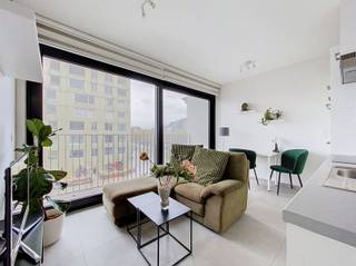 <p><span>Mooi appartement met terras op het Eilandje.</span></p><p><span> </span></p><p><span>Ben jij op zoek naar een leuk appartement op toplocatie op het Eilandje voor jou alleen? Dichtbij de vele restaurantjes, winkels, musea en toch makkelijk bereikbaar t.o.v. verbindingswegen en openbaar vervoer? Dan zou dit appartement helemaal iets voor jou kunnen zijn.</span></p><p><span>Gelegen op toplocatie op het Eilandje met zicht op het water en tussen het Red Star Museum en het MAS, is dit appartement op de 3de verdieping een pareltje. Het appartement heeft een inkomhal (met aansluiting voor wasmachine), een apart toilet met handenwasser, een woonkamer met open ingerichte keuken en een terras met zicht op het water. Achteraan is er een slaapkamer op laminaatvloer en een badkamer met douche en wastafel. In de kelder bevindt zich nog een extra berging en ook een gemeenschappelijke fietsenstalling. </span></p><p><span>Bovendien is het appartement onderhoudsvriendelijk afgewerkt.</span></p><p><span>Vaste gemeenschappelijke kosten: 120€/maand</span></p><p><span> </span></p>