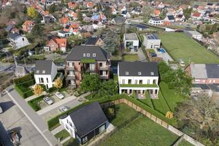 Splinternieuwe BEN-woning (Bijna Energie Neutraal) op wandelafstand van het centrum van Ranst. Project ‘Hestia’ betreft 4 energiezuinige, moderne woningen met telkens 4 slaapkamers, 2 badkamers en zonnige tuin. Elke woning beschikt over een inkomhal met ruimte voor vestiaire en afzonderlijk toilet; leefruimte met open en volledig ingerichte keuken en bijkeuken. Directe toegang tot de tuin met ideale zuid oriëntatie en aangelegd terras. Op de eerste verdieping zijn er reeds 3 slaapkamers, apart toilet en badkamer. Op verdieping 2 bevindt zich de hoofdslaapkamer met eigen badkamer en extra technische ruimte. De open bebouwing (woning 4) beschikt over een oprit. Mogelijkheid tot aankoop van autostaanplaats en extra berging. Energiezuinige woning met alle modern comfort. Verwarming met warmtepomp en zonnepanelen voorzien. Oplevering zomer 2026. Verkoop onder 6 % BTW mogelijk! Kijk op www.immopatio.be voor meer informatie.