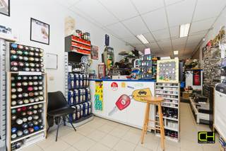 Langs de Alphonse Claeys-Bouüaertlaan 5 in Mariakerke bevindt zich dit handelspand met een bruikbare oppervlakte van 59 m². Dankzij de...