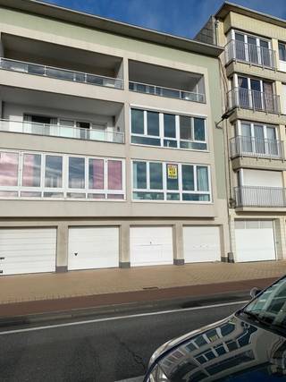 Dit gerenoveerde appartement bestaat uit inkom met ingemaakte kasten, slaapkamer met dubbel bed en twee uitklapbare bedden, badkamer met inloopdouche, bergruimte (met oa wasmachine, droogkast en microgolf), toilet, zonnige woonkamer met open keuken (vaatwas, oven, koelkast, gasfornuis) en tweede bergruimte.<br />In de woonkamer is nog een dubbel inklapbaar bed voorzien.<br />Verwarming op gas - privatieve tellers.<br />Lift in het gebouw. <br />Gemeenschappelijke fietsenberging met twee fietsen die kunnen gebruikt worden.<br />Vlak aan zee, zijstraat van de Zeedijk.<br /><br />Onmiddellijk vrij en instapklaar (gemeubeld).<br />Totale huurprijs per maand: 800 EUR + 50 EUR provisie alg.kosten + 25 EUR provisie verbruik water = 875 EUR.