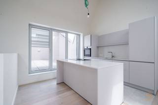 <p><span>Unieke nieuwbouw penthouse met 3 slaapkamers, uitzonderlijke terras en uitzicht. </span></p><p><span> </span></p><p><span>Vroeger was dit gebied het domein van de Antwerpse slachterijen. Nu is hier een levendige wijk ontstaan omringd door goede restaurants en terrassen.</span></p><p><span> </span></p><p><span>U woont hier in een groene en open omgeving op fietsafstand van het centrum. Architectuur, rust, licht en wooncomfort staan hier centraal.</span></p><p><span> </span></p><p><span>Hoekappartement met grote ramen verspreid over 2 verdiepingen, Zuidgericht met prachtig uitzicht over de Antwerpse skyline. U ziet de Antwerpse haven, het havenhuis, het Eilandje, de Boerentoren,  tot alle kerktorens van de historische binnenstad,  en  uiteraard de OLV-kathedraal.</span></p><p><span> </span></p><p><span>Het appartement is werkelijk magnifiek. Het is volledig geschilderd en instapklaar. De afwerking is tijdloos en verfijnd met o.a. parketvloer, vloerverwarming, grote raampartijen, exclusief deurbeslag, velux-ramen met elektrische zonwering, hoogwaardige materialen in keuken en badkamers, etc..</span></p><p><span> </span></p><p><span>Daarbovenop beschikt u over een uitzonderlijk privatief terras (ca80m²), deels overdekt, 100% windvrij en toegankelijk vanaf de keuken en living.</span></p><p><span> </span></p><p><span>Het uitzicht is verbluffend eens u binnenkomt en laat u niet meer los. Het terras is overweldigend, 100% privacy, en vooral hoe gaat u het inrichten? Alles is mogelijk.</span></p><p><span> </span></p><ul><li><span>Zeer ruime ondergrondse autostaanplaats -1 vlakbij de lift (+38.000 EUR)</span></li><li><span>Ruime kelderberging vlakbij de lift</span></li><li><span>Afgesloten fietsenstalling, plaats voor 6 fietsen</span></li><li><span>Aparte wasruimte en berging in het appartement</span></li><li><span>Open volledig uitgeruste designkeuken</span></li></ul><p><span> </span></p><p><span>Dit appartement wordt verkocht onder 21%BTW stelsel en kan ook gekocht worden als kantoor / vrij beroep.</span></p><p><span> </span></p>