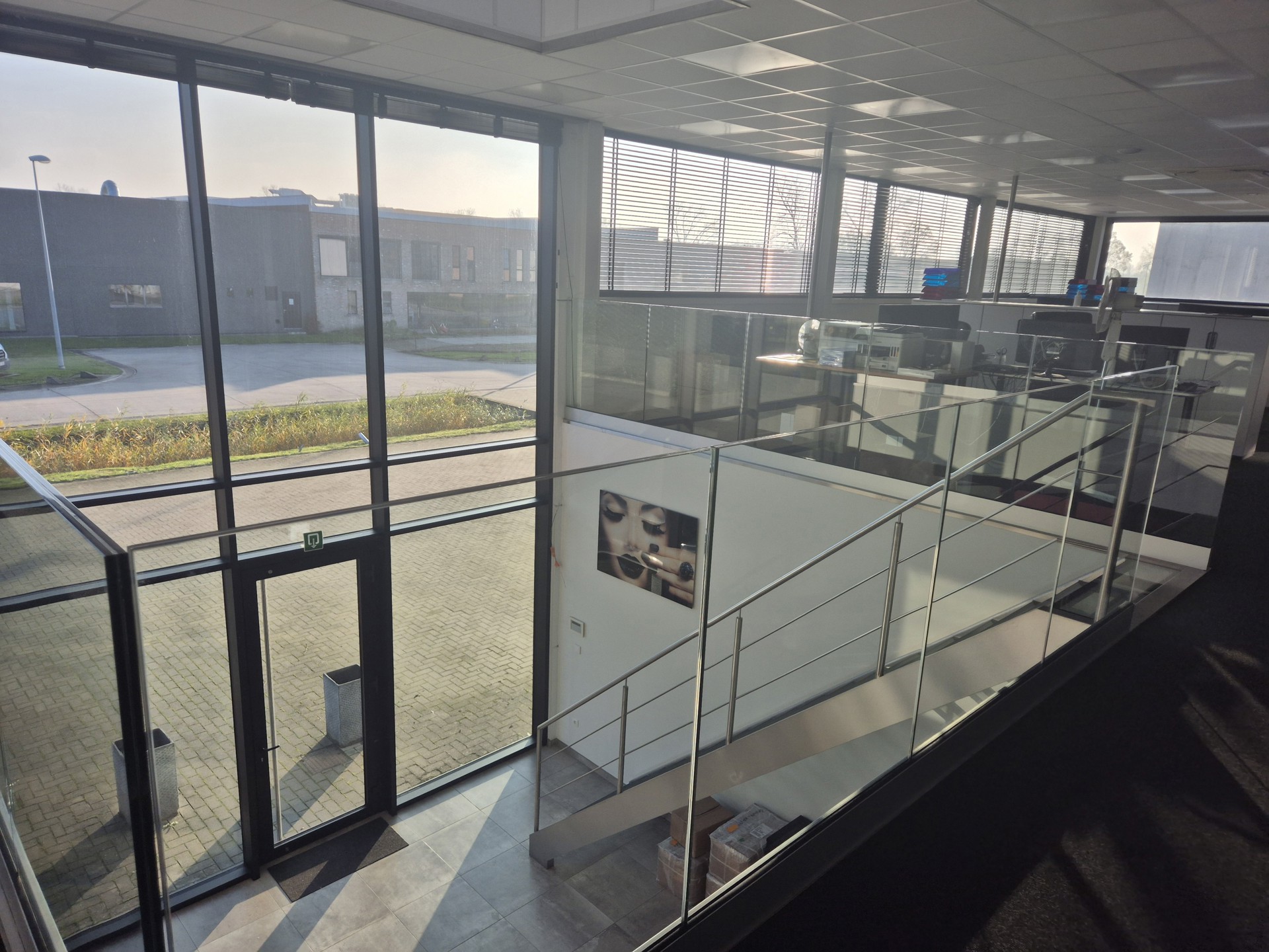 Modern bedrijfsgebouw 1.800m² met kantoor en sociale ruimte  - foto 2