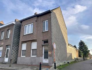 In het centrum van Kessel, op minder dan 5 minuten van de ring van Lier, vinden we deze ruime halfopen bebouwing op een mooi perceel met zuidoriëntatie. Gelegen naast een doodlopende straat waardoor het niet alleen rustig vertoeven is maar ook toegang tot de tuin uiterst makkelijk is. De woning beschikt over een ruime bewoonbare oppervlakte en biedt mogelijkheid tot 3-5 slaapkamers, waardoor ze perfect geschikt is voor gezinnen of koppels die extra ruimte wensen voor een bureau of hobbykamer. Mits renovatie geniet u een mooi zicht over de tuin en krijgt u, omwille van de gunstige oriëntatie, een maximum aan natuurlijk zonlicht binnen in uw woning. Qua indeling omvat deze woonst op het gelijkvloers een authentieke inkomhal, twee-delige leefruimte, keuken, veranda, wasplaats, badkamer en bureau. Op de eerste verdieping bevinden zich de nachthal en 2 ruime slaapkamers, alsook kan de zolderverdieping (met vaste trap) nog worden omgetoverd tot 2 extra kamers. Een absolute troef is de uitstekende ligging: centraal gelegen nabij het centrum van Kessel, toch vlot bereikbaar en met parkeergelegenheid voor de deur, en daarbovenop vlakbij mooie natuur (Kesselse Heide en de Netedijk) voor ontspanning in het groen. Hoewel de woning renovatiewerken vereist, biedt dit net de kans om een thuis op maat te creëren op een toplocatie. Bent u dus op zoek naar een renovatieproject met karakter, ruimte én een sterke ligging? Dan biedt deze woning een ideale opportuniteit om met eigen smaak en noden te renoveren. Renovatieplicht van toepassing