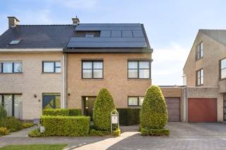 RUIME (214m²) EN ENERGIEZUINIGE WONING MET 4 SLAAPKAMERS, GARAGE EN TUINDeze uitstekend onderhouden woning is gelegen in een doodlopende straat in...