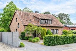 Deze charmante open bebouwing, rustig gelegen in de Dijkstraat, heeft een living met "halfopen" keuken en een veranda van waaruit je een mooi zicht op de tuin hebt. In de tuin kan je zowel van het zonnetje genieten op het terras of achteraan van de schaduw onder de boom, de weilanden erachter zorgen voor extra rust.<br />Verder zijn er in het huis drie slaapkamers, een badkamer met douche, een wasplaats en twee aparte toiletten.<br />Het perceel is ongeveer 20m breed en 50m diep en linksachter staat de garage.<br /><br />Wil je dit huis graag bezichtigen of had je graag meer info bekomen? Bel dan snel op het nummer 0491 15 30 43 of mail naar hallo@nielsvastgoed.be<br />Ik help je graag verder