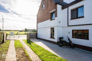 <p>Gelegen aan het Zwaantje in Sleidinge vindt u deze halfopen woning met een aparte garage en leuke tuin. Met een bewoonbare oppervlakte van 146 m² en een perceel van 459 m² biedt deze woning volop ruimte voor zowel ontspanning als leven.<br />De woning, die zeer uitnodigend aanvoelt, heeft een aantrekkelijke indeling met drie slaapkamers, ideaal voor een gezin of voor gasten. De eetkamer en keuken vloeien makkelijk in elkaar over en zorgen voor een aangenaam ruimtelijk gevoel en gezelligheid. De badkamer is praktisch ingericht en van alle gemakken voorzien, zodat u dagelijks kunt genieten van comfort. Bovenop het woongenot, beschikt deze woning over een ruime zolder die kan dienen als opbergruimte, bureau, ontspanningsruime of extra slaapkamer. De garage biedt u de mogelijkheid om uw voertuig veilig te stallen en is een waardevolle aanvulling op deze eigendom.<br /><br />Indeling als volgt:<br />- inkom<br />- ruime eetplaats met zithoek<br />- ingerichte leefkeuken<br />- vernieuwde badkamer met toilet, badkamermeubel en douche<br />- wasplaats/berging<br />- 3 slaapkamers op het verdiep<br />- ruime zolder, bereikbaar met vaste trap<br />- aparte garage<br />- aangelegd terras<br />- afgesloten tuin<br /><br />CV op aardgas<br /> </p>
<p>De woning is momenteel verhuurd via een klassieke huurovereenkomst.<br /><br />Meer info of bezoek?<br />vastgoed@aclea.be - 09/377 31 77 </p>