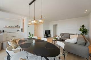 Zeezicht, open vergezichten en een stijlvolle afwerking – dit volledig gerenoveerde doorloopappartement met twee slaapkamers in Bredene biedt...
