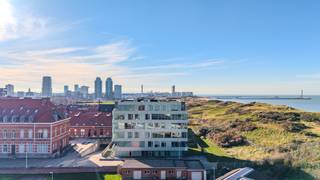Ontdek dit unique instapklaar 2-slaapkamerappartement op de residentiële site van het voormalige Militair Hospitaal te Oostende. Een exclusieve woonomgeving, omringd door natuur en de rust , op een boogscheut van zee en strand. Het appartement beschikt over twee ruime slaapkamers, waarvan één met aansluitende dressing of mogelijkheid tot het creëren van een derde slaapkamer of bureau. De ruime woonkamer met hoge plafonds en grote raampartijen sluit naadloos aan op de open, volledig ingerichte keuken met praktische berging. Zuidgerichte tuin met zonneterras. Er is een private kelder en de mogelijkheid om een garagebox bij aan te kopen. Hier woont u in een oase van rust aan de rand van de stad, langs een prachtige 10 km lange duinengordel. Ideaal voor wie houdt van ruimte, natuur en comfort dicht bij zee.