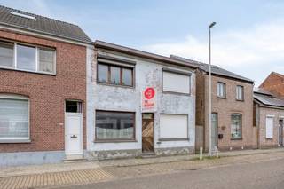 La maison compte actuellement 2 chambres et offre de nombreuses options pour moderniser complètement l'aménagement et les finitions. Ce bâtiment...