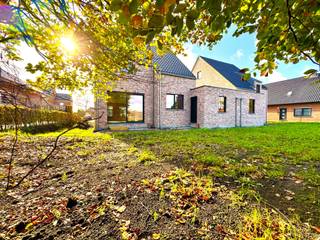 Ontdek dit kleinschalige, exclusieve nieuwbouwproject van slechts twee riante, vrijstaande woningen (ca. 294 m² bruto per woning!). Gelegen op...