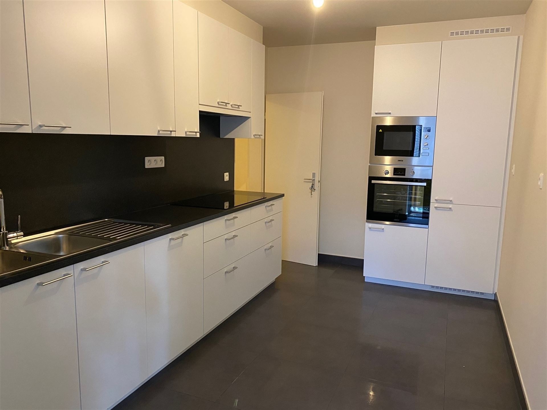 Gerenoveerd appartement met 2 slaapkamers en terras - foto 3