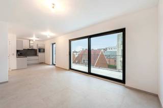 <h3><span>2 slaapkamer nieuwbouwappartement met hoogwaardige afwerking op een toplocatie in Mol</span></h3>
<p><span>Welkom in dit prachtige nieuwbouwappartement op de 3e verdieping van een volledig gerenoveerd appartementsgebouw in de Corbiestraa</span><span>t</span><span>. Dit appartement combineert stijl, comfort en een uitzonderlijke ligging. Perfect voor wie modern en energiezuinig wil wonen, met alles binnen handbereik!</span></p>
<h4><span>Wat maakt dit appartement uniek?</span></h4>
<ul>
<li><span>Ruime inkomhal</span><span>: Een stijlvolle entree met ruimte voor een vestiaire, ideaal om uw gasten hartelijk te ontvangen.</span></li>
<li><span>Lichtrijke leefruimte en open keuken</span><span>: Dankzij het grote schuifraam baadt de leefruimte in natuurlijk licht. De open keuken biedt alle moderne faciliteiten en vormt de perfecte plek om te koken en te genieten met familie en vrienden.</span></li>
<li><span>Ruim terras</span><span>: Het grote, goed georiënteerde terras is een absolute troef! Geniet hier van uw ochtendkoffie of lange zomeravonden in de zon.</span></li>
<li><span>2 grote slaapkamers</span><span>: Ruimte, rust en privacy perfect voor een gezin, werkruimte of logeerkamer.</span></li>
<li><span>Badkamer en sanitair</span><span>: Een smaakvolle badkamer met lavabo in meubel, grote inloopdouche en toilet. Daarnaast is er een apart gastentoilet met handenwasser.</span></li>
<li><span>Praktische bergruimte</span><span>: Aansluitingen voor wasmachine en droogkast aanwezig, zodat u alles netjes kunt opbergen.</span></li>
<li><span>Fietsenstalling</span><span>: Uw fiets veilig en makkelijk opgeborgen dankzij een aparte fietsenstalling in het gebouw.</span></li>
</ul>
<h4><span>Energiezuinig en toekomstgericht</span></h4>
<p><span>Dit appartement is voorzien van zonnepanelen, een </span><span>condenserende ketel</span><span>, een conforme elektrische keuring en geniet van een </span><span>enorm gunstig EPC</span><span>. U woont hier met lage energiekosten en optimaal comfort.</span></p>
<h4><span>Toplocatie met een Mobiscore van 8,6/10</span></h4>
<p><span>Gelegen in de levendige Corbiestraat, bevindt u zich op wandelafstand van winkels, openbaar vervoer, voldoende parkeeropties in de omgeving en andere voorzieningen. Ideaal voor wie houdt van een centrale en goed bereikbare plek in Mol.</span></p>
<h4><span>Waarom kiezen voor dit appartement?</span></h4>
<p><span>Met zijn moderne afwerking, lichtrijke ruimtes, uitstekende energieprestaties en toplocatie is dit appartement de ideale keuze voor wie comfortabel en zorgeloos wil wonen. Of u nu een jong koppel bent, een gezin, of een investeerder dit is een kans die u niet wilt missen!</span></p>
<p><span>Contacteer ons vandaag nog voor meer informatie of een bezichtiging!</span></p>
<p><span> </span></p>
<p><span> </span></p>
<p><span> </span></p>
<p><span> </span></p>