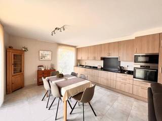 KIJKDAG ZATERDAG 29/08 VAN 10u TOT 12u, OP AFSPRAAK!<br /><br />Bent u op zoek naar een ruim, instapklaar appartement op een uitstekende ligging? Dan is dit recente hoekappartement op de eerste verdieping, gebouwd in 2021, zeker een bezoek waard. Met een bewoonbare oppervlakte van maar liefst 131 m², drie volwaardige slaapkamers en een ruim terras van 11,5 m² combineert dit appartement ruimte, functionaliteit en een centrale ligging. Dankzij de gunstige Z/W-oriëntatie geniet u bovendien de hele namiddag en avond van een aangename zoninval op het terras en in de leefruimte. De ligging op wandelafstand van het centrum van Gistel zorgt ervoor dat alle dagelijkse voorzieningen zich binnen handbereik bevinden, terwijl u tegelijk profiteert van de rust en het wooncomfort van een recente residentie.<br /><br />De indeling is als volgt: een ruime inkomhal, een apart toilet, drie volwaardige slaapkamers, een stijlvolle en functioneel ingerichte badkamer, een lichtrijke en ruime leefruimte met directe toegang tot het zonnige terras, een volledig geïnstalleerde keuken en een praktische berging. Daarnaast beschikt het gebouw over een gemeenschappelijke fietsenberging, ideaal voor het veilig en praktisch stallen van fietsen.<br />Bovendien bestaat de mogelijkheid om een garage bij aan te kopen.<br /><br />Dankzij het recente bouwjaar geniet u van alle voordelen van een hedendaags en energiezuinig appartement, zonder aankoop onder het btw-stelsel, zoals bij een klassieke nieuwbouw.<br />Ontdek zelf de vele troeven van dit ruime en moderne hoekappartement. Contacteer Ward via 0470 20 66 88 voor meer informatie of een bezoek ter plaatse.<br />
