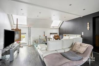 <strong>Immo Van Middelem verkoopt dit instapklare en zeer goed onderhouden duplexappartement met een bewoonbare oppervlakte van ca. 160 m². Het beschikt over 3 slaapkamers en een aangenaam terras. <br /><br /></strong>Dankzij de vlotte bereikbaarheid via de Ninoofsesteenweg, nabij winkels, scholen, openbaar vervoer en de belangrijkste verbindingswegen richting Brussel, geniet deze eigendom van een uitstekende ligging.<br /><br />De indeling is als volgt: <br />- 1ste VERDIEP: inkomhal met vestiaire, WC, woonkamer, open keuken, badkamer en 2 slaapkamers; <br />- 2e VERDIEP: nachthal, 1 slaapkamer en dressing; <br />- kelder; <br /><br />Centrale verwarming op gas.<br />Individuele tellers. Elektriciteit conform! <br />EPC: 378 kWh/m².jaar - Label D (UC: 0002430114).<br />Asbestvrij.<br />Vrij bij akte.