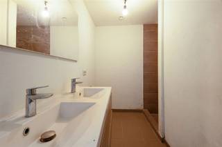 <p>Dit instapklare appartement in Geraardsbergen biedt een unieke combinatie van rust, comfort en een mooi uitzicht. Het bevindt zich in een kleinschalige residentie zonder gemeenschappelijke kosten of syndicus, wat het geheel extra aantrekkelijk maakt. Dankzij de gunstige EPC-score en de huidige verhuur via het SVK is dit bovendien een bijzonder interessant pand voor zowel eigenaars-bewoners als investeerders.</p><p>Bij binnenkomst bereikt u de inkomhal die toegang biedt tot de ruime leefruimte met een open keuken. Het appartement beschikt verder over twee comfortabele slaapkamers een badkamer en een afzonderlijk toilet. Aansluitend aan de leefruimte bevindt zich een terras dat uitkijkt op de privatieve tuin van ongeveer 100 m². Deze tuin is ook bereikbaar langs de zijkant en vormt een ideale plek om in alle rust te genieten van de buitenlucht.</p><p>Kortom, dit appartement is een ideale keuze voor wie op zoek is naar een instapklare woonst met extra buitenruimte of naar een veilige en vlotte vastgoedinvestering.</p><p>Voor verdere informatie of om een bezoek in te plannen, kunt u steeds contact opnemen met ons kantoor.</p>