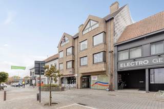 Dit gerenoveerde appartement (2025) met twee slaapkamers en terras in een kleinschalig gebouw te koop nabij het centrum van Waregem, op wandelafstand van de markt en park Baron Casier. Tevens interessante investering!INDELINGInkomhal - leefruimte - keuken - terras - nachthal - apart toilet - slaapkamer 1 - badkamer 1 - slaapkamer 2 - badkamer 2 - bovengrondse garagebox - bovengrondse bergingVerplichte aankoop bovengrondse garagebox en bovengrondse berging: € 35.000ALGEMENE INFO- volledige renovatie in 2025- airco/warmen met warmtepomp- centrale ligging- kleinschalig gebouw- goede investering- zuidgericht terras- bovengrondse garagebox en berging (€ 35.000)Interesse in deze eigendom? Contacteer ons voor meer informatie of een bezoek ter plaatse! Rob Vandaele - 0493 25 35 89
