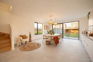 <p><span> </span></p><p><span>Droom je van een nieuwbouwwoning zonder aankoop onder btw-stelsel? Dan is dit je kans. In deze recent opgeleverde woning geniet je van alle hedendaagse comfort – warmtepomp, vloerverwarming, ventilatiesysteem, zonnepanelen en een E-peil onder 30 – waar je uitzonderlijk registratierechten op kan betalen. Gelegen in een rustige, doodlopende straat temidden het Boekenbergpark en Te Boelaerpark, woon je hier in een</span><span> </span><span>gezellige woongemeenschap en groene buurt met alle voorzieningen vlakbij. XL-staanplaats optioneel aan te kopen (€ 25.000).</span></p><p><span> </span></p><p><span>Licht, ruimte &amp; hedendaags comfort</span></p><p><span>Van zodra je binnenkomt, valt de royale inkomhal op. De stijlvolle XL-tegelvloer loopt door over het volledige huis en zorgt voor een strak en tijdloos geheel. Er is meer dan voldoende plaats voor een vestiaire, terwijl aan de overzijde nog ruimte overblijft voor een speelhoek of een compacte thuiswerkplek. Links bevindt zich het gastentoilet met hangtoilet en lavabo.</span></p><p><span>Rechtdoor stap je de indrukwekkende leefkeuken binnen. Dankzij de hoekligging, het extra zijraam en het grote schuifraam naar de tuin baadt deze ruimte de hele dag in het natuurlijke licht. Binnen en buiten lopen hier naadloos in elkaar over. De moderne keuken is volledig uitgerust met Whirlpool-toestellen, waaronder een koelkast, diepvries met drie lades, combi-oven, vaatwasser, inductiekookplaat en een ruime spoelbak. Aansluitend bevindt zich de technische ruimte, waar alle technieken netjes zijn ondergebracht: ventilatiesysteem, aansluiting was-droogcombinatie, warmtepomp, omvormer van de zonnepanelen en de nutsvoorzieningen.</span></p><p><span> </span></p><p><span>Vier volwaardige slaapkamers en twee badkamers</span></p><p><span>Op de eerste verdieping bevindt zich de royale leefruimte aan de voorzijde van de woning. Dezelfde stijlvolle XL-tegelvloer loopt hier naadloos door en, in combinatie met de grote raampartijen, zorgt dit voor een aangename lichtinval en een heerlijk ruimtelijk gevoel. Achteraan vindt u de eerste slaapkamer: een comfortabele master bedroom met een prachtig uitzicht op de tuin dankzij de twee hoge raampartijen. De ensuite badkamer is stijlvol afgewerkt met kwalitatieve materialen en beschikt over een ruime inloopdouche, dubbel lavabomeubel met onderkasten en een grote spiegel.</span></p><p><span> </span></p><p><span>De tweede verdieping telt nog drie volwaardige slaapkamers, waardoor deze woning perfect is voor een gezin of wie extra ruimte zoekt. De nachthal baadt in het daglicht dankzij een lichtkoepel en geeft toegang tot een apart gastentoilet met handenwasser en de tweede badkamer. Net als de ensuite badkamer werd ook deze afgewerkt in dezelfde moderne, hoogwaardige stijl en uitgerust met een inloopdouche, ligbad en een dubbel lavabomeubel met onderkasten en spiegel.</span></p><p><span> </span></p><p><span>Groen wonen tussen twee parken</span></p><p><span>De ligging is een absolute meerwaarde. In deze rustige, doodlopende straat woon je tussen het Te Boelaerpark en het Boekenbergpark, met zijn bekende zwemvijver. Ideaal voor wie houdt van wandelen, lopen, fietsen of gewoon genieten van het groen. De woning maakt deel uit van een moderne woongemeenschap waar veel aandacht is besteed aan publieke ruimte en ontmoeting. Via de tuin heb je bovendien rechtstreeks toegang tot de gemeenschappelijke binnenruimte en speelzone. Winkels, scholen, supermarkten, tram, bus en een Velo-station bevinden zich vlakbij. Ook gezellige adresjes zoals Brasserie De Ekster liggen op wandelafstand, terwijl je dankzij de nabijheid van de Ring en belangrijke invalswegen snel in alle windrichtingen kan vertrekken.</span></p><p><span> </span></p>
