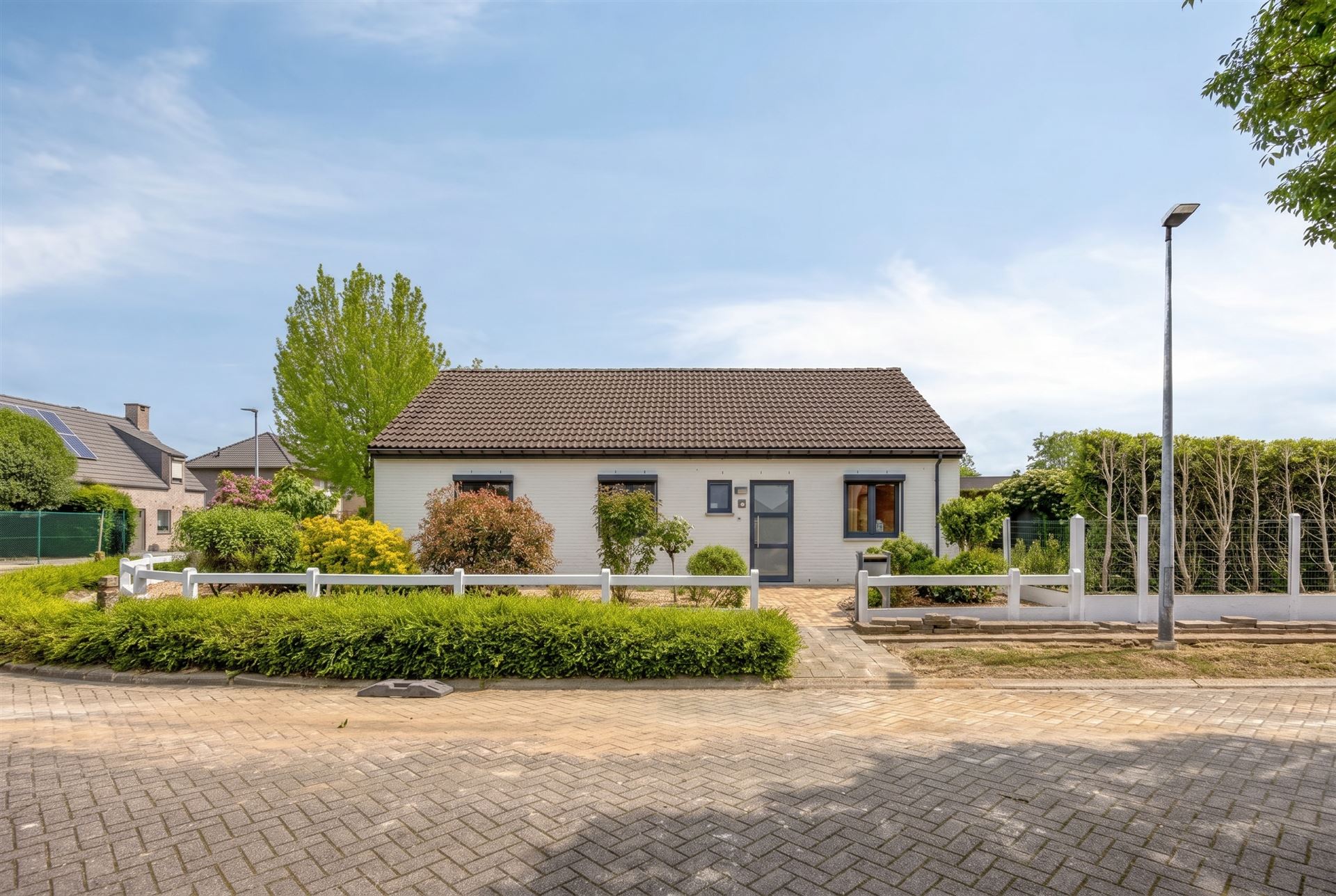Instapklare laagbouwwoning met 3 slaapkamers en garage - foto 1