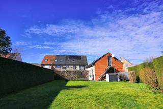 Hier je zaak, winkel, kantoor, kabinet, restaurant met tuin (!),.. beginnen is meteen prijs.Momenteel is het glv omgevormd tot een appartement maar...