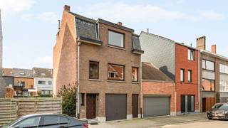 Ontdek de mogelijkheden van dit te renoveren pand, gelegen in de gegeerde Zomerstraat in Hasselt. Deze woning biedt een unieke kans voor wie op zoek is naar een project met potentieel, in een rustige en toch centrale stadsomgeving.<br /><br />Bij het betreden van de woning valt meteen de praktische indeling op. U beschikt over drie volwaardige slaapkamers, ideaal voor een gezin of wie extra ruimte wenst voor een bureau of hobbykamer. De leefruimtes bieden tal van herinrichtingsmogelijkheden, zodat u het pand volledig naar eigen smaak en noden kan vormgeven.<br /><br />Een absolute troef is de doorgang naar de tuin en de aansluitende tuinkamer. Deze ruimte vormt de perfecte overgang tussen binnen en buiten en biedt tal van mogelijkheden, zoals een gezellige ontspanningsruimte, atelier of lichtrijke eetplaats.<br /><br />De tuin is ideaal georiënteerd, waardoor u maximaal kan genieten van zon en rust. Bovendien beschikt de woning over een garage, wat in de stad een grote meerwaarde is.<br /><br />Gelegen in een rustige straat, maar toch op korte afstand van het centrum van Hasselt, combineert deze woning het beste van twee werelden: de levendigheid van de stad en de sereniteit van een aangename woonomgeving.<br /><br />Houd er rekening mee dat voor deze woning een renovatieplicht geldt (EPC-label E), wat u de kans biedt om energiezuinig en toekomstgericht te renoveren volgens uw eigen visie.<br /><br />Kortom, een pand boordevol potentieel op een topligging – ideaal voor wie op zoek is naar een renovatieproject met karakter en mogelijkheden.