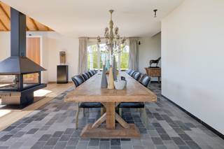 Deze karaktervolle hoeve van <strong>ca. 300 m²</strong> werd in 2003 tot in de kleinste puntjes<strong> gerenoveerd </strong>met hoogkwalitatieve materialen. Het resultaat is een stijlvolle en warme villa waar <strong>licht</strong>, <strong>ruimte </strong>en <strong>rust </strong>harmonieus samenkomen.<br />Gelegen op een prachtig perceel van <strong>7.560 m²</strong> tussen de velden, waar je geniet van absolute privacy, en toch op <strong>slechts 15 minuten </strong>van Gent of Aalter dankzij de nabijgelegen E40.<br /><br />Een zeldzame combinatie van <strong>luxe</strong>, <strong>veel ruimte</strong> en <strong>een topligging</strong>.<br /><br /><u><strong>INDELING</strong></u>: <br /><br /><strong>Gelijkvloers</strong>:<br />- Slaapkamer met ruime dressing<br />- Prijswinnende badkamer met bad, inloopdouche en sauna<br />- Riante leefruimte met zwevende haard en panoramisch tuinzicht<br />- Hyper uitgeruste keuken <br />- Berging/Wasruimte<br />- WC<br />- Inkomhal<br /><br /><strong>1ste Verdieping:</strong><br />- 2 Slaapkamers<br />- Bureau/hobby ruimte (kan omgebouwd worden tot nog 2 extra slaapkamers) <br /><br /><strong>Buiten: </strong><br />- Carport met laadpunt<br />- Bijgebouw (momenteel voorzien als stalling voor paarden) <br /><br />Deze hoeve biedt een unieke combinatie van luxe, ruimte en gezelligheid op een toplocatie. Overal dichtbij en toch lekker privé. <br /><strong>Op zoek naar jouw nieuwe droomwoning? Contacteer Gilles: 0497 72 68 34 of gilles@ocvastgoed.be</strong><br /><br />Technische gegevens:<br />Verwarming op stookolie (eenvoudig over te schakelen naar warmtepomp), vloerverwarming, zonnepanelen<br /><br />EPB: 222kWh/m² (C-label) - Bruikbare vloeroppervlakte 228m² (Volgens het EPC-verslag) - Perceeloppervlakte 7560m² <br />Stedenbouwkundige inlichtingen: Agrarisch gebied, stedenbouwkundige vergunning, geen verkavelingsvergunning, geen rechterlijke herstelmaatregel of bestuurlijke maatregel opgelegd, geen voorkooprecht.<br />Geen overstromingsgevoelig gebied. P-score = A, G-score = A<br />Dit pand is <u>niet</u> onderhevig aan de renovatieverplichting