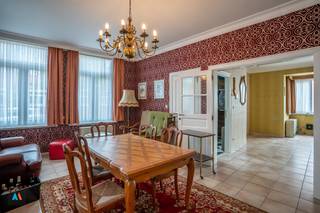 <p><strong>Gelegen in hartje Loenhout<br /></strong>Een ruime gezinswoning met drie slaapkamers, ingerichte keuken, badkamer, etc. Hiernaast vindt u een ruime loods (700 m²) met vergaderzaal, bureau en sanitaire voorzieningen. Gunstig gelegen op wandelafstand van alle voorzieningen en nabij het op- en afrittencomplex 'Loenhout', E19, richting Antwerpen en Nederland. Perfect voor een zelfstandige die wonen en werken wil combineren op één plaats.</p>
<p><br />Onmiddellijk beschikbaar.</p>