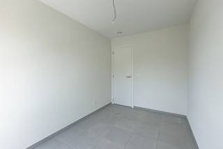 <p><span>Nieuwbouwappartement met twee slaapkamers in Lier</span></p><p><span> </span></p><p><span>In lier, gelegen op het Moederplein 12, bevindt zich dit nieuwbouwappartement met twee slaapkamers en autostaanplaats (inbegrepen in de prijs). Dankzij de goede locatie nabij de ring van Lier zijn zowel winkels, scholen en openbaar vervoer makkelijk bereikbaar. Het station van Lier is op slechts 10 minuten wandelen. Rust en bereikbaarheid komen hier samen. Dankzij het E peil 28, de ventilatie type D, de zonnepanelen en vloerverwarming is dit de ideale opportuniteit voor u. </span></p><p><span> </span></p><p><span>Indeling:</span></p><p><span>Tweede verdieping</span></p><p><span>- Slaapkamer 1</span></p><p><span>- Slaapkamer 2</span></p><p><span>- Badkamer</span></p><p><span>- Wc</span></p><p><span>- Woonkamer en keuken</span></p><p><span>- Terras</span></p><p><span> </span></p><p><span>Kelder</span></p><p><span>- Private berging (inbegrepen in de prijs)</span></p><p><span>- Gemeenschappelijke fietsenstalling</span></p><p><span>- Autostaanplaats (inbegrepen in de prijs)</span></p><p><span> </span></p><p><span>Troeven:</span></p><p><span>- Nieuwbouw</span></p><p><span>- Eerste bewoning</span></p><p><span>- Ruim Terras</span></p><p><span>- Energiezuinig</span></p><p><span>- Ventilatie type D</span></p><p><span> </span></p><p><span>Ben jij geïnteresseerd in dit appartement te huur in Lier, ben je op zoek naar ander vastgoed of wens je de waarde van jouw eigendom te kennen? Dan ben je bij BOLT immo aan het juiste adres! Wij helpen jou graag verder.</span><span> </span></p><p><span> </span></p>