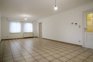 <p><span>Ontdek dit ruime, gelijkvloerse appartement langs de Boudewijnlaan 13 in Maasmechelen. Gelegen in een verzorgd gebouw, biedt dit appartement een sterke basis met veel potentieel om naar eigen smaak te moderniseren. Dankzij de centrale ligging bevinden winkels, openbaar vervoer en belangrijke invalswegen zich in de nabije omgeving. </span></p><p><span>Bij het binnenkomen komt u in de inkomhal die toegang geeft tot alle ruimtes. De badkamer is uitgerust met een ligbad en lavabo, de wc bevindt zich in een aparte ruimte.</span></p><p><span>Het appartement beschikt over twee slaapkamers, beide voorzien van praktische inbouwkasten, ideaal voor wie houdt van voldoende opbergruimte.</span></p><p><span>In de ruime leefruimte geniet u van een aangename lichtinval en tal van indelingsmogelijkheden. De aansluitende keuken werd recent vernieuwd en is volledig uitgerust met moderne toestellen: een vaatwasser, inductiekookplaat met dampkap, oven, combi-oven en inbouwkoelkast. Aansluitend vindt u een handige berging met aansluiting voor wasmachine en/of droogkast.</span></p><p><span>Extra troeven:</span></p><ul><li><span> Private kelderberging</span></li><li><span> 1 autostaanplaats voor het gebouw</span></li><li><span> EPC-label C</span></li></ul><p><span>Let op:</span><span> er is geen terras of tuin aanwezig.</span></p><p><span> </span></p><p><span>Dit appartement biedt een solide basis en een uitstekende ligging ideaal voor starters, investeerders of wie graag zijn eigen stempel drukt op zijn woning!</span></p><p><span>Voor meer informatie of een bezichtiging, contacteer ons via 0484.35.70.31 of <span>diana@jemar.be</span></span><span>!</span></p>