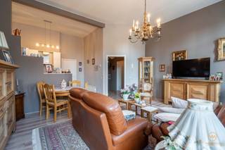 <p><span>Ruim 2 slaapkamer appartement + terras</span></p><p><span> </span></p><p><span>Pal in het centrum van Duffel, op wandelafstand van alle winkels en terrasjes, parken, scholen en openbaar vervoer bevindt zich dit leuk en lichtvol appartement van +/- 90 m² in een karaktervol gebouw. </span></p><p><span>Het appartement is gelegen op de 2de verdieping en bestaat uit een aangename inkomhal met WC, een zeer lichtvolle leefruimte met open keuken en toegang tot een handige wasberging. via de nachthal bereikt men 2 slaapkamers aan de achterzijde van het gebouw alsook de badkamer. Tenslotte kan u achteraan genieten van het groen en de rust op het gezellige terrasje. de aankoop van een garagebox achter het gebouw is vrijblijvend mogelijk (€ 29.500,- Euro). </span></p><p><span> </span></p><p><span>+ Zeer centraal gelegen</span></p><p><span>+ Karaktervol geheel </span></p><p><span>+ Lift</span></p><p><span>+ EPC B / Elektriciteit conform / Asbestvrij</span></p><p><span>+ Lage alg. kosten</span></p><p><span>+ Hoge plafonds, Massieve parketvloeren</span></p><p><span> </span></p><p><span> </span></p>