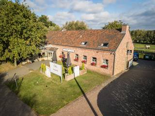 Ben je horeca-uitbater of investeerder op zoek naar een locatie met karakter en potentieel? Dan is dit een buitenkans!Deze gezellige taverne met...