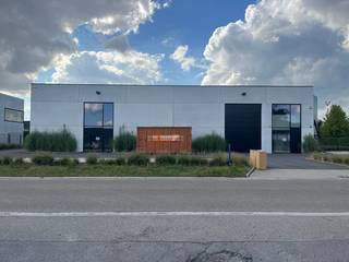 Uitstekend gelegen bedrijfsgebouw nabij de E17. De loods bevindt zich op een perceel van 1.993m² en omvat een magazijn van 570 m² met een vrije...