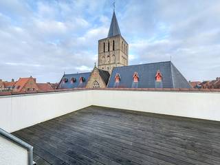 Prachtige loft op de dakverdieping van het vroegere kadastergebouw, met een bewoonbare oppervlakte van 196 m²!<br />Gelegen in het rustige Sint-Gillis kwartier.<br />Indeling: <br />Inkom, enorm ruime living met open keuken, 4 slk, 2 badkamers, berging en 2 aparte toiletten. Er is ook een prachtig terras van 62 m² met fenomenaal zicht over de skyline van Brugge.<br />Alles is zeer luxueus afgewerkt. De definitieve afwerking gebeurt door de koper.<br />Mogelijkheid tot het bijkopen van een overdekte staanplaats aan € 50.000.<br />Aankoop met registratierechten.